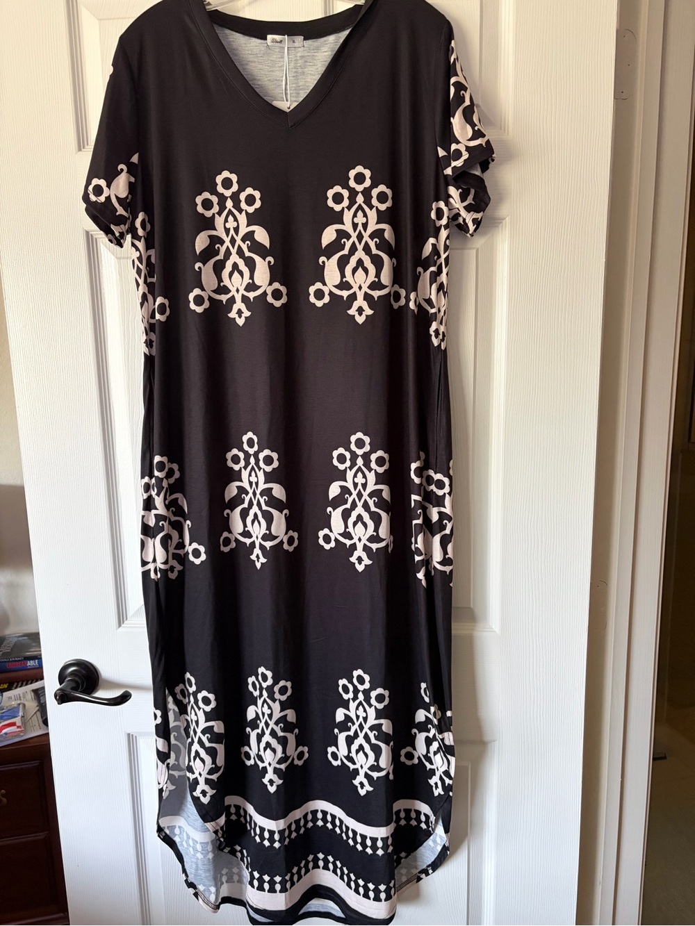 NWT Black and Off-White V-Neck Short Sleeve Women's Dress
